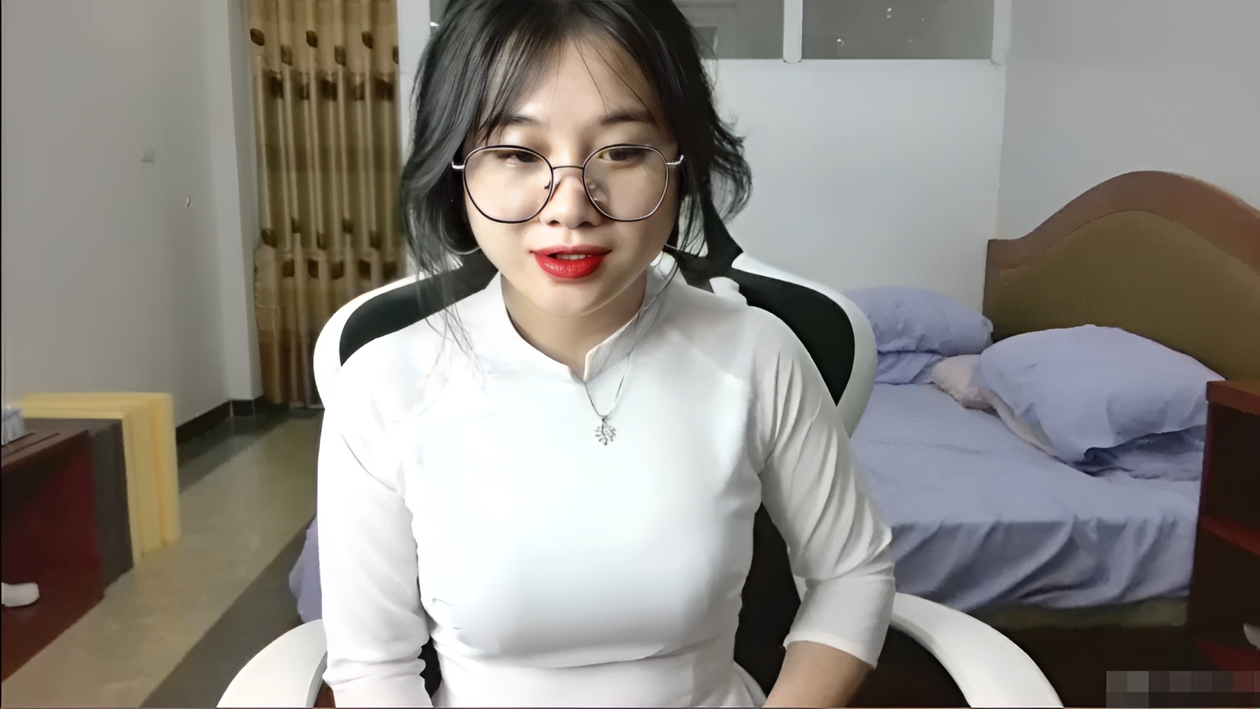 Video em Anna Gấu áo dài thủ dâm